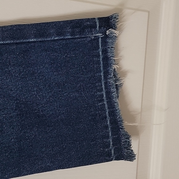 Old Navy Size 6 Bootcut Raw / Chewed Hem Medium Wash Blue Jean, Gently Used Cond - Picture 13 of 15